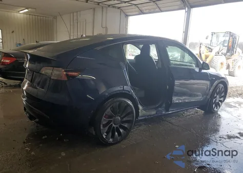 2022 Tesla Model Y z USA, uszkodzony, nr VIN 7SAYGDEF3NF414436